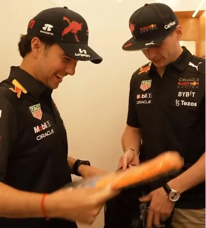 Checo recibiendo los regalos de Max
