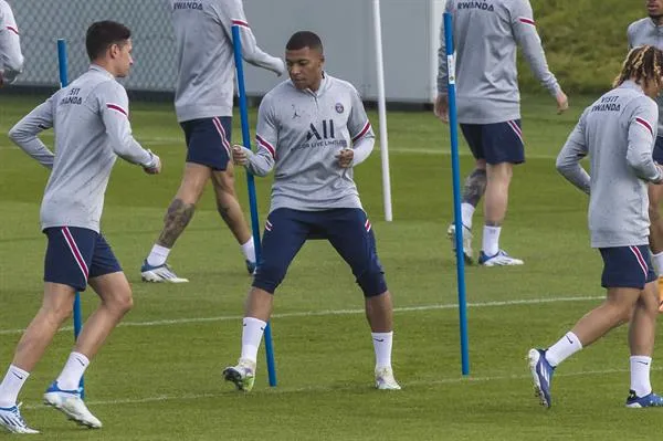 EFE Kylian Mbappé durante un entrenamiento con el PSG