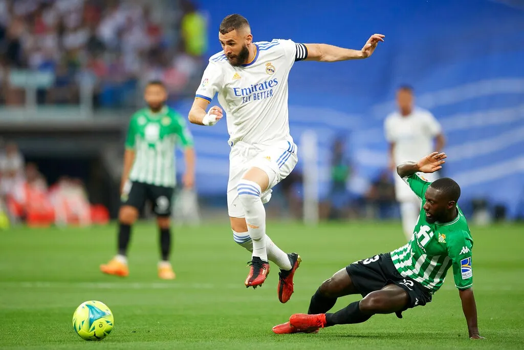 Real Madrid y Betis jugando partido de LaLiga en el Santiago Bernabéu