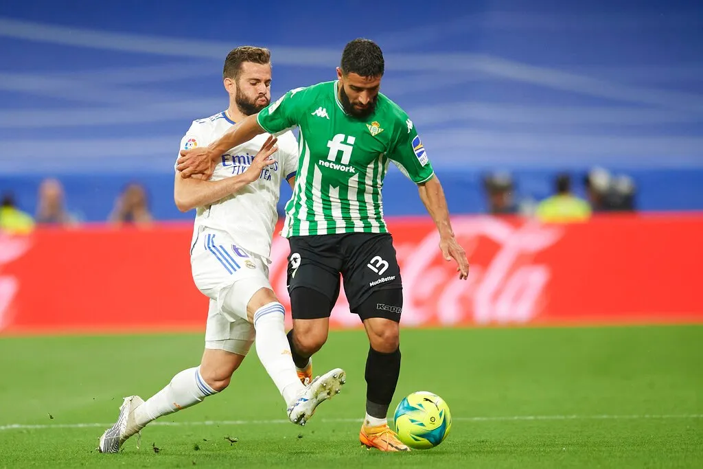 Real Madrid y Betis jugando partido de LaLiga en el Santiago Bernabéu