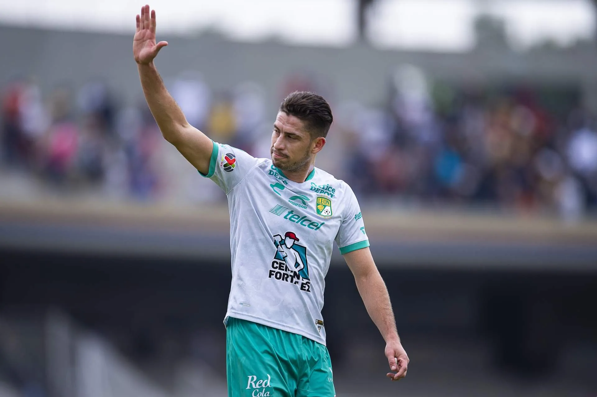 Santiago Ormeño jugando partido con León en la Liga MX