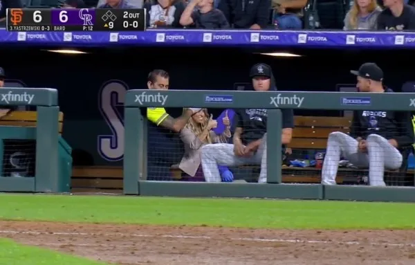 TWITTER @FarmToFame_ Kelsey Wingert sale del partido