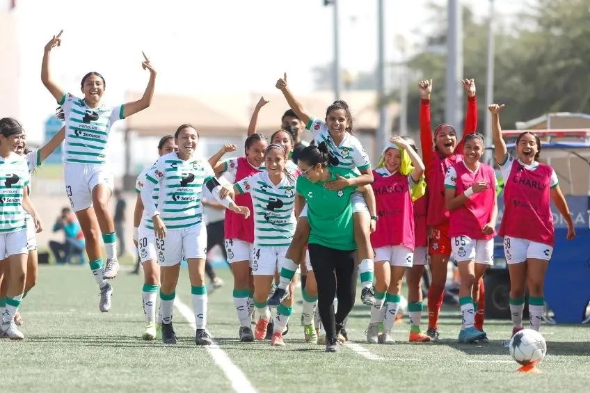 Jugadoras de América Femenil Sub 17 festejando el triunfo