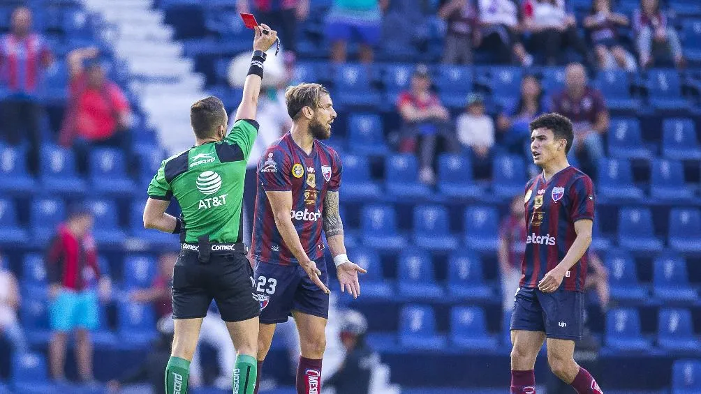 Ramiro Costa siendo expulsado en el Campeón de Campeones