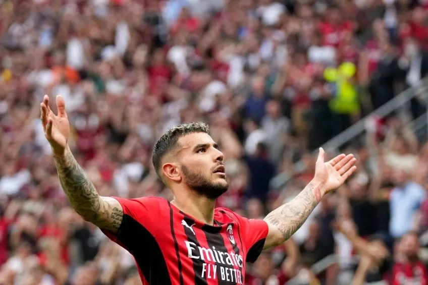 Theo Hernández festejando un gol