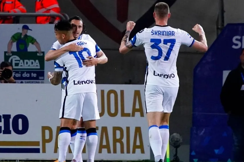 Jugadores del Inter festejando un gol