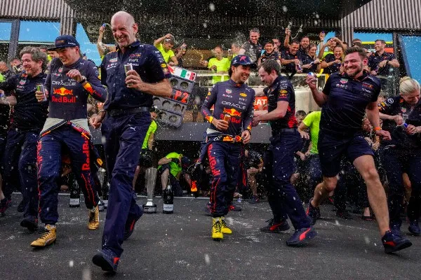 Checo Pérez celebra con Red Bull en el GP de España
