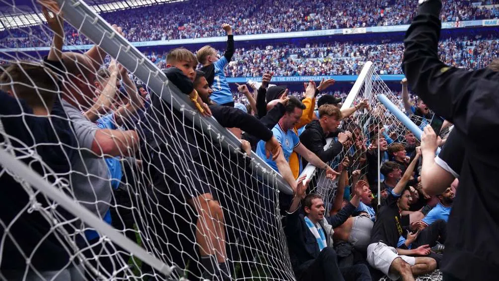 Aficionados del Manchester City rompieron portería del Etihad Stadium