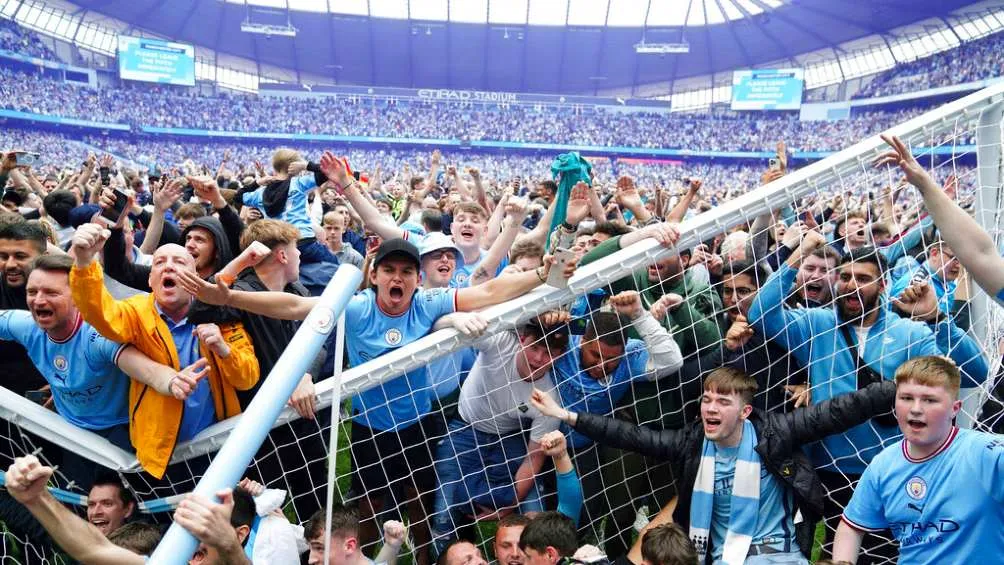 Aficionados del Manchester City rompieron portería del Etihad Stadium