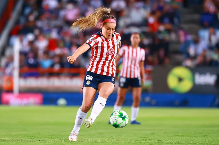 Karol Bernal en un partido de Chivas