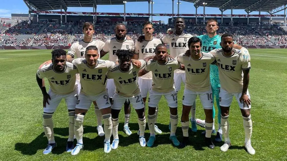 Jugadores de LAFC previo a disputar partido en MLS