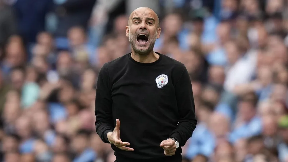 Pep Guardiola dirigiendo al Manchester City en partido de Premier League