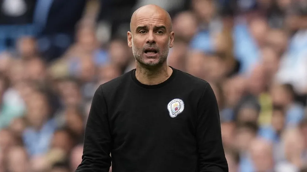Pep Guardiola dirigiendo al Manchester City en partido de Premier League