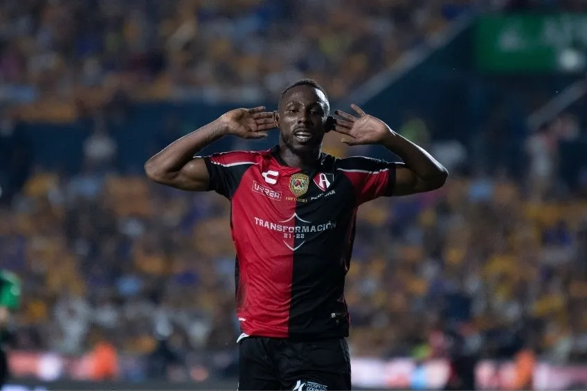 Julián Quiñones festejando un gol