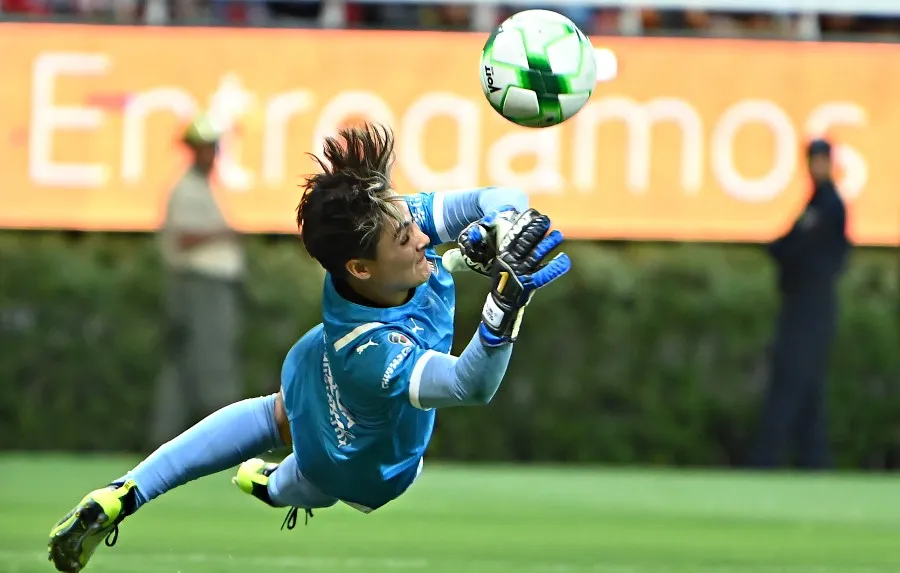 Félix ataja el penalti a Charlyn Corral