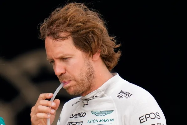 AP Vettel camina durante la sesión de clasificación de Barcelona Catalunya