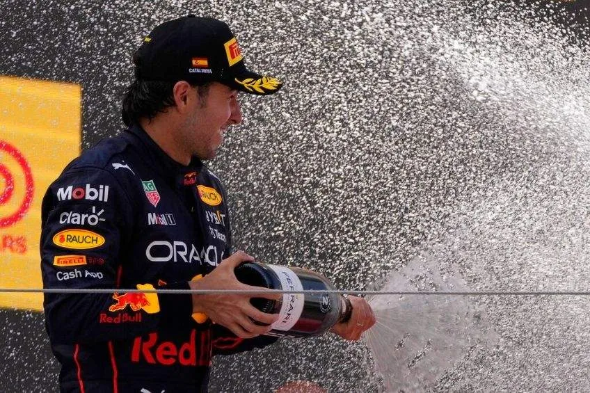 Checo Pérez festejando en el podio