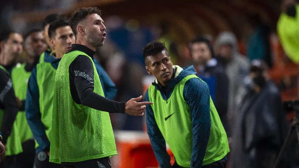 Miguel Layún defendiendo a compañero tras ser víctima de racismo