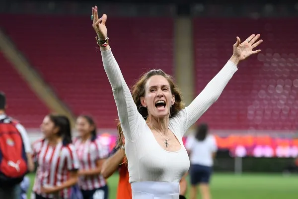 Nelly Simón celebra el título de Chivas Femenil en el CL22
