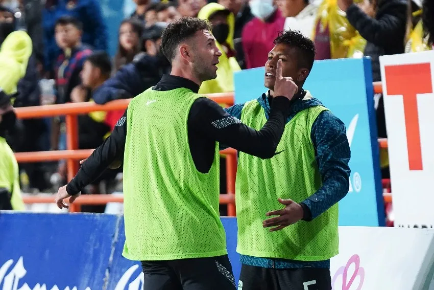 Layún encarando a la afición de Pachuca