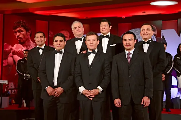 Marco Barrera y 'Terrible' Morales presentados como conductores de Box Azteca en 2015