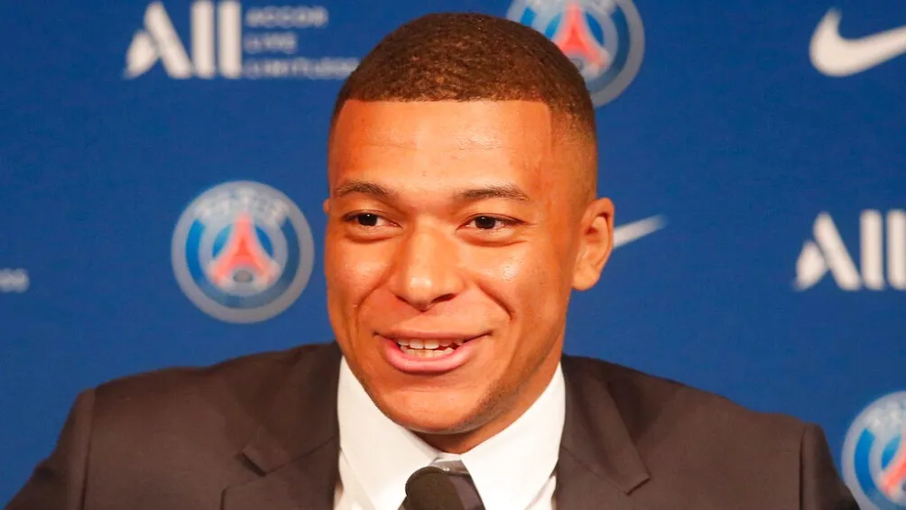 Kylian Mbappé durante conferencia de prensa con el PSG