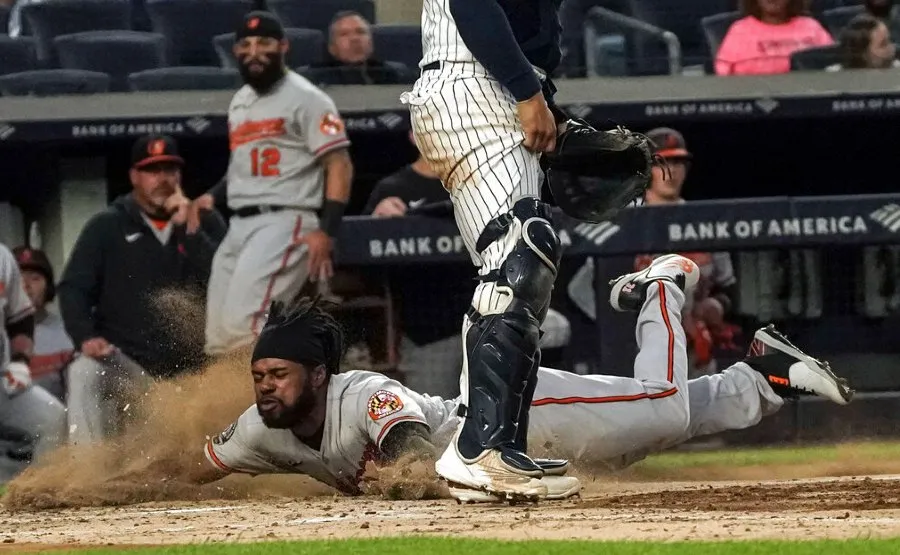 Cedric Mullins se barre en home