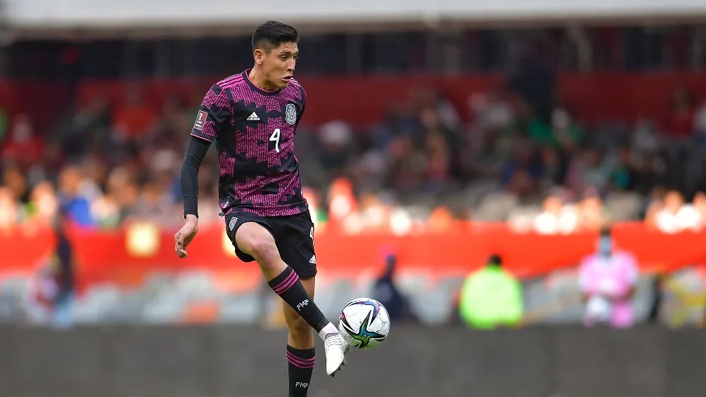 Edson Álvarez jugando partido con la Selección Mexicana