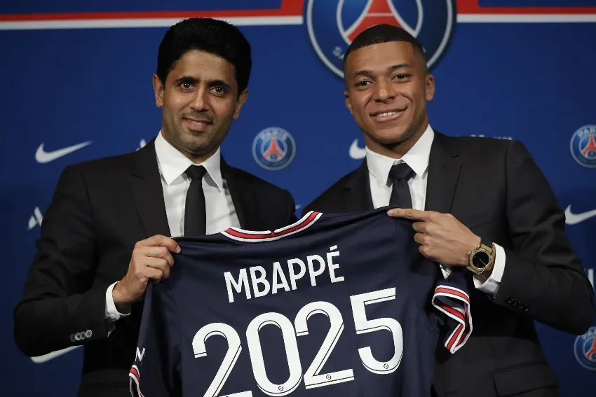Mbappé y Al-Khelaifi en la renovación