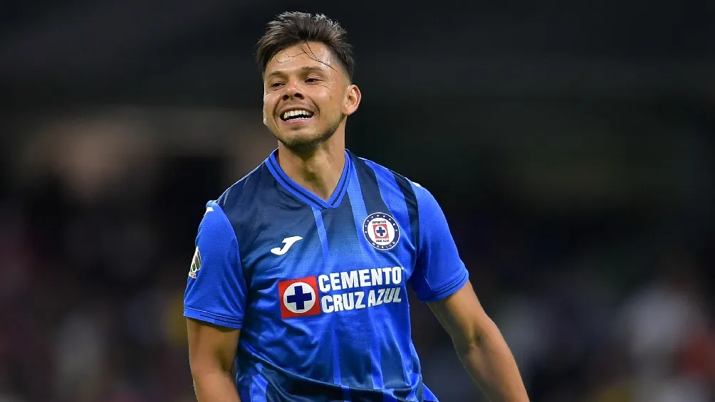 Ángel Romero jugando partido de Liga MX con el Cruz Azul