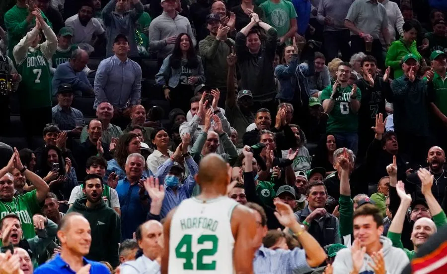 Aficionados de Boston celebran a Al Horford
