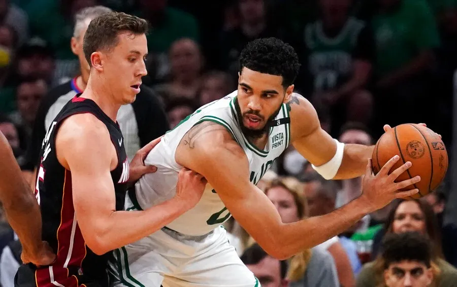 Jayson Tatum ante la marca de Duncan Robinson