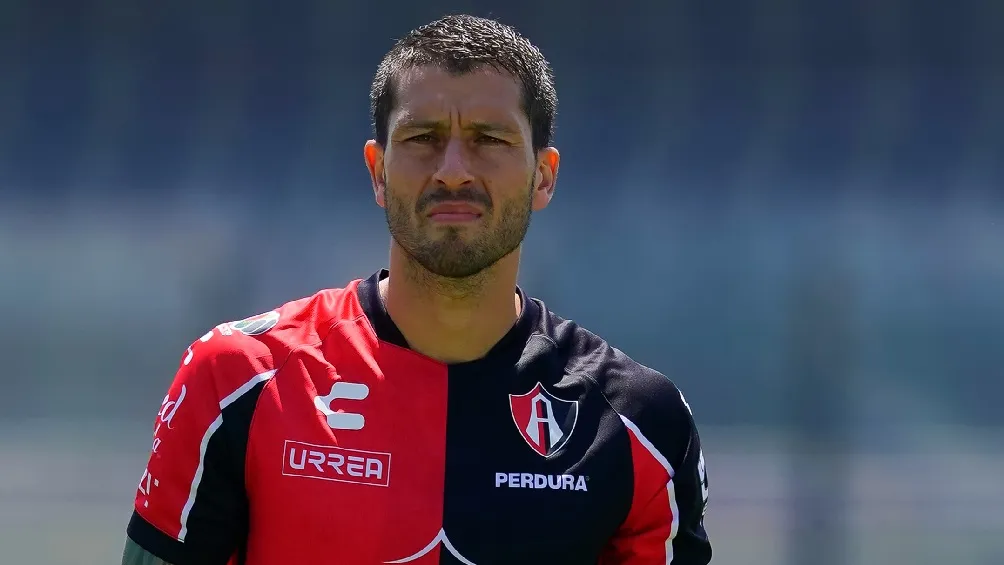 Hugo Nervo jugando partido de Liga MX con el Atlas