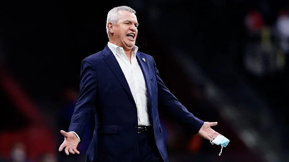 Javier Aguirre dirigiendo al Monterrey durante partido de Liga MX