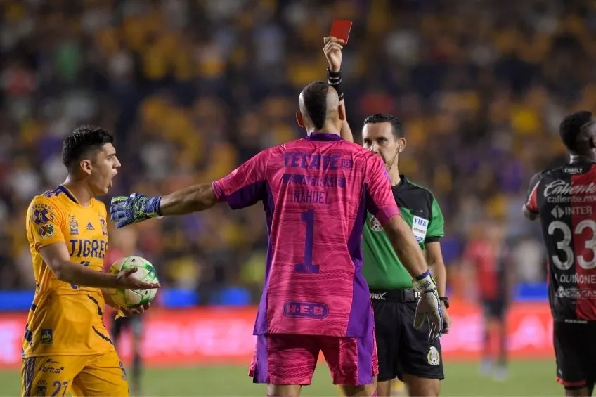 Nahuel Guzmán durante un partido de Tigres