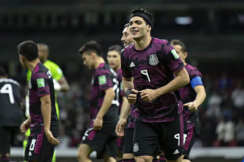 Raúl Jiménez en un duelo del Tri