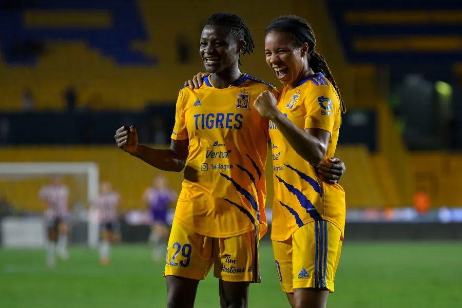 Jugadoras de Tigres celebrando un gol vs Chivas