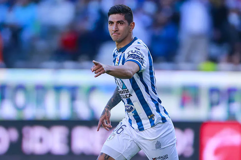 Víctor Guzmán celebra un tanto con Pachuca