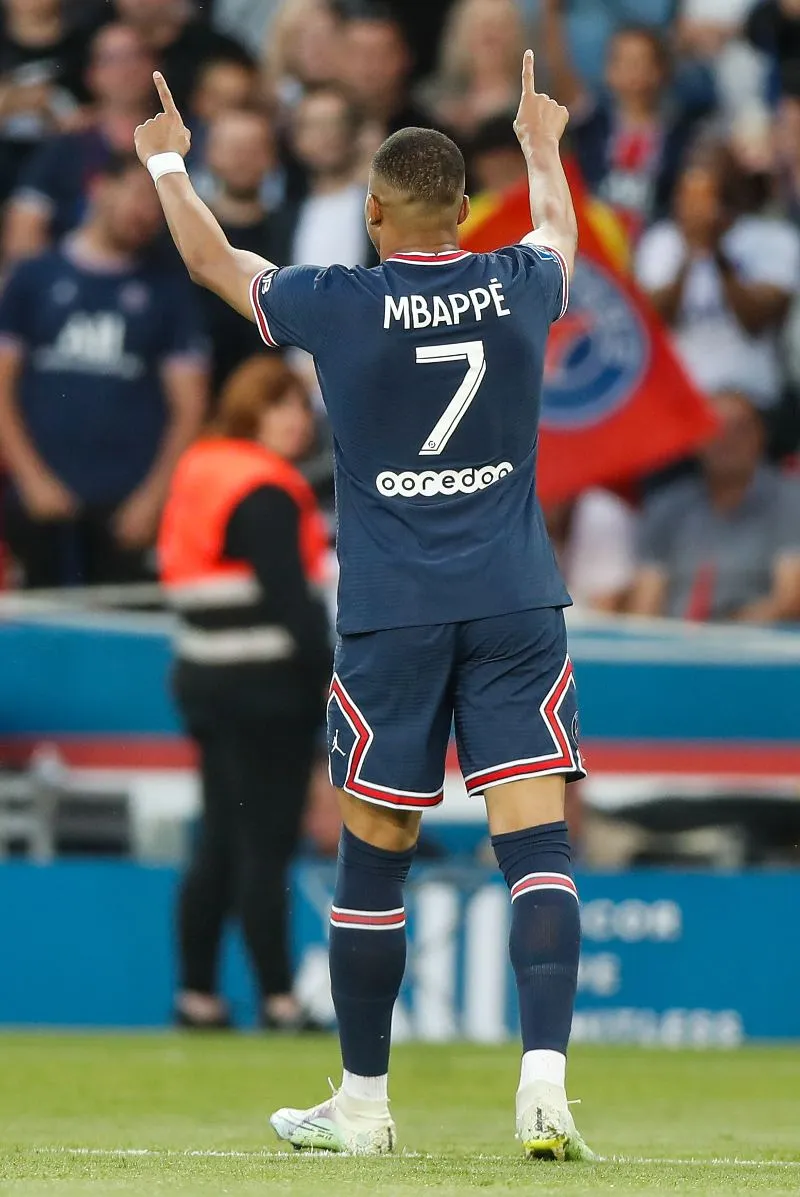 Kylian Mbappé, festejando con la afición