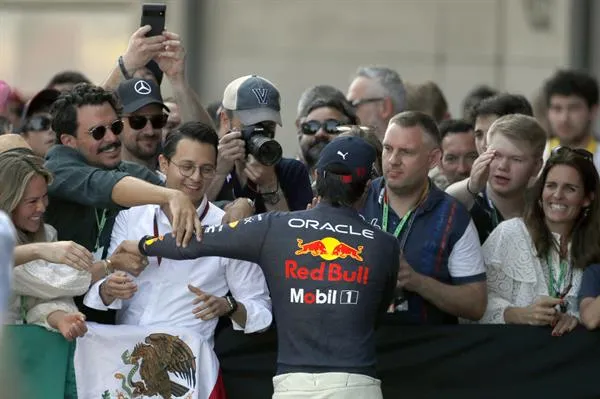 Checo Pérez en festejo en España