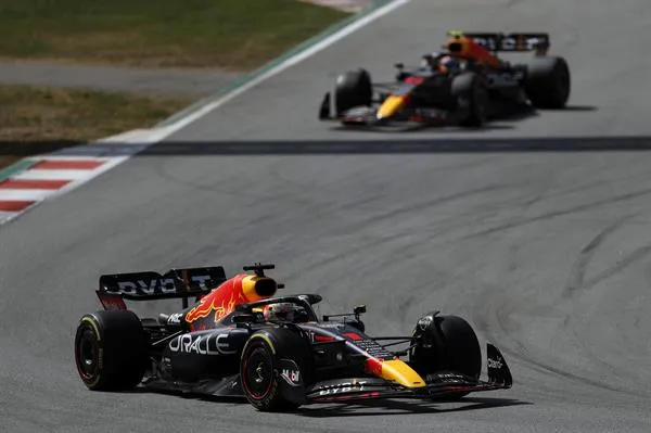 Checo Pérez y Verstappen durante una carrera