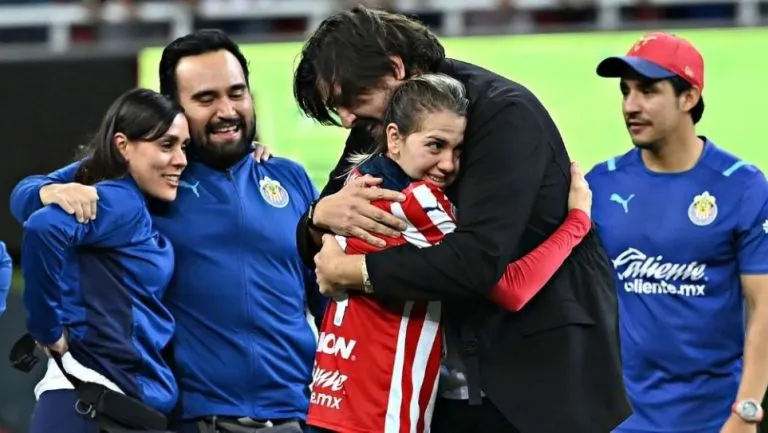 Amaury Vergara felicitando a Alicia Cervantes