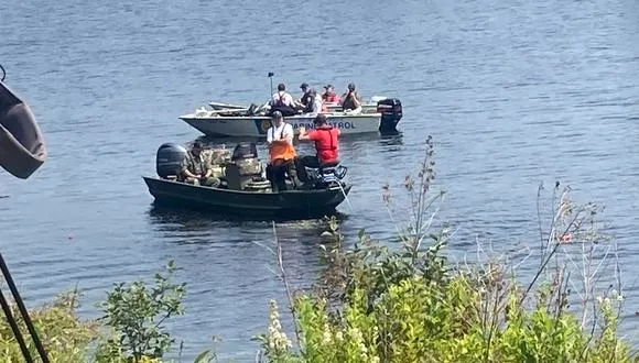 Buzos en río Connecticut