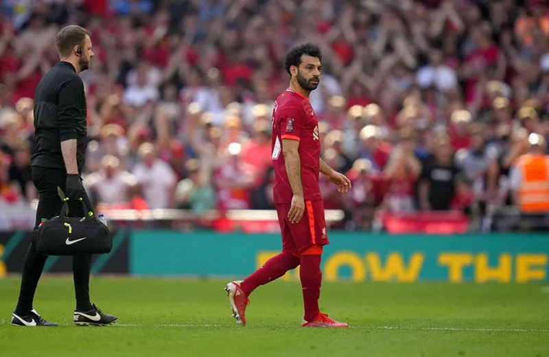Mohamed Salah tras un duelo con Liverpool