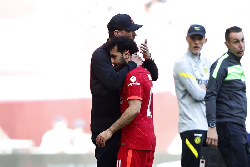 Mohamed Salah tras un duelo con Liverpool