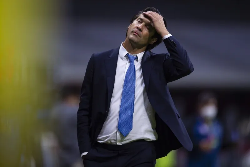 Solari lamentándose en partido contra Gallos