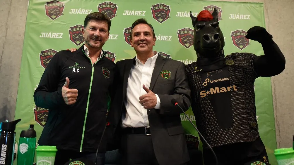 Hasta la mascota no se quiso perder la presentación