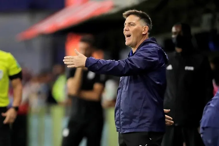 Eduardo Berizzo mientras dirige a Paraguay