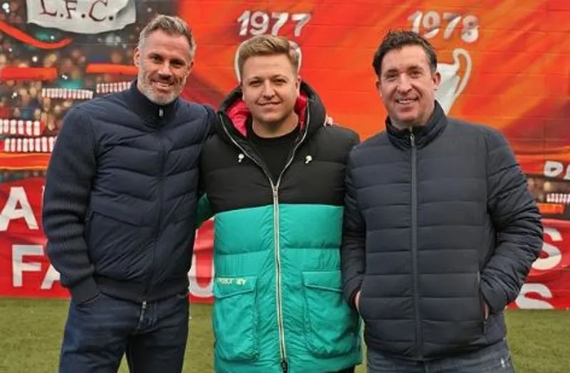 Simon Wilson con Jamie Carragher y Robbie Fowler