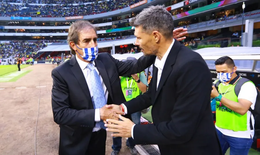 IMAGO7 Ortiz saludando a Guillermo Almada
